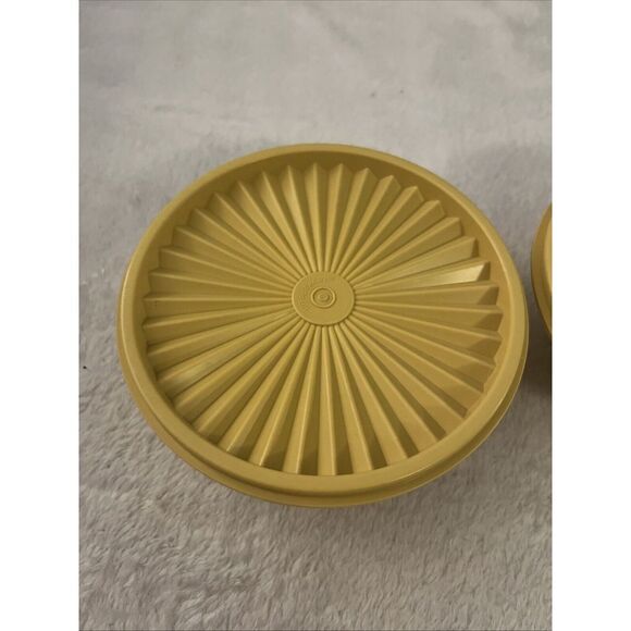 Tupperware Set Cereal Bowls 890-24 Harvest Gold w/Servalier Lids USA Vintage - Picture 2 of 5